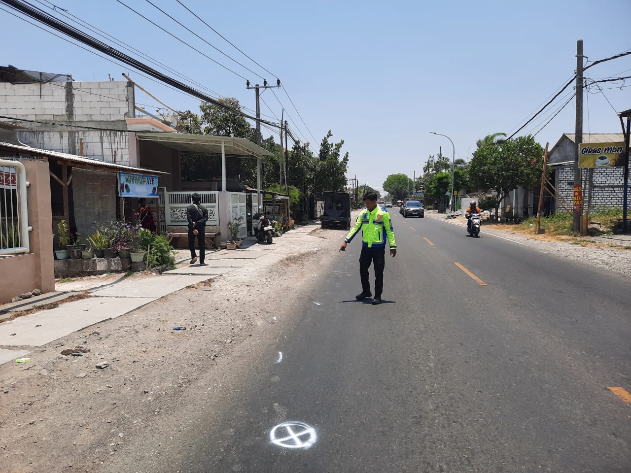 OLAH TKP: Anggota unit laka Satlantas Polres Gresik melakukan olah TKP di Jalan Raya Desa Kepatihan, Kecamatan Menganti.