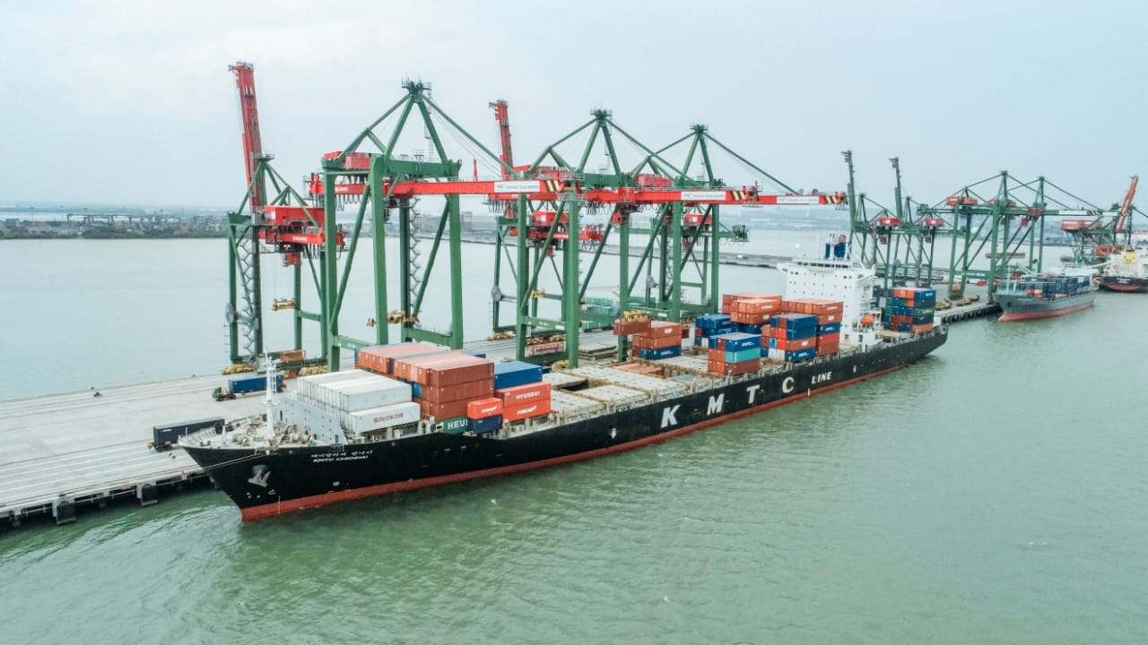 Pangkas Waktu Tunggu Sandar Kapal, Trafik Kapal di Terminal Teluk Lamong Naik Tajam