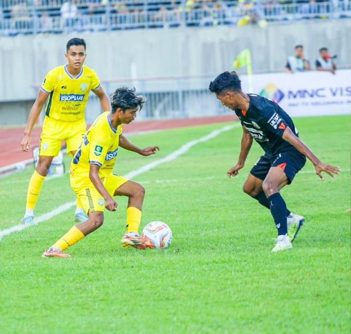 BEREBUT BOLA : Pemain Gresik United saat berebut bola dengan Pemain Persipa Pati di Stadion Gelora Joko Samudro di Laga Kompetisi Liga 2.  &nbsp;