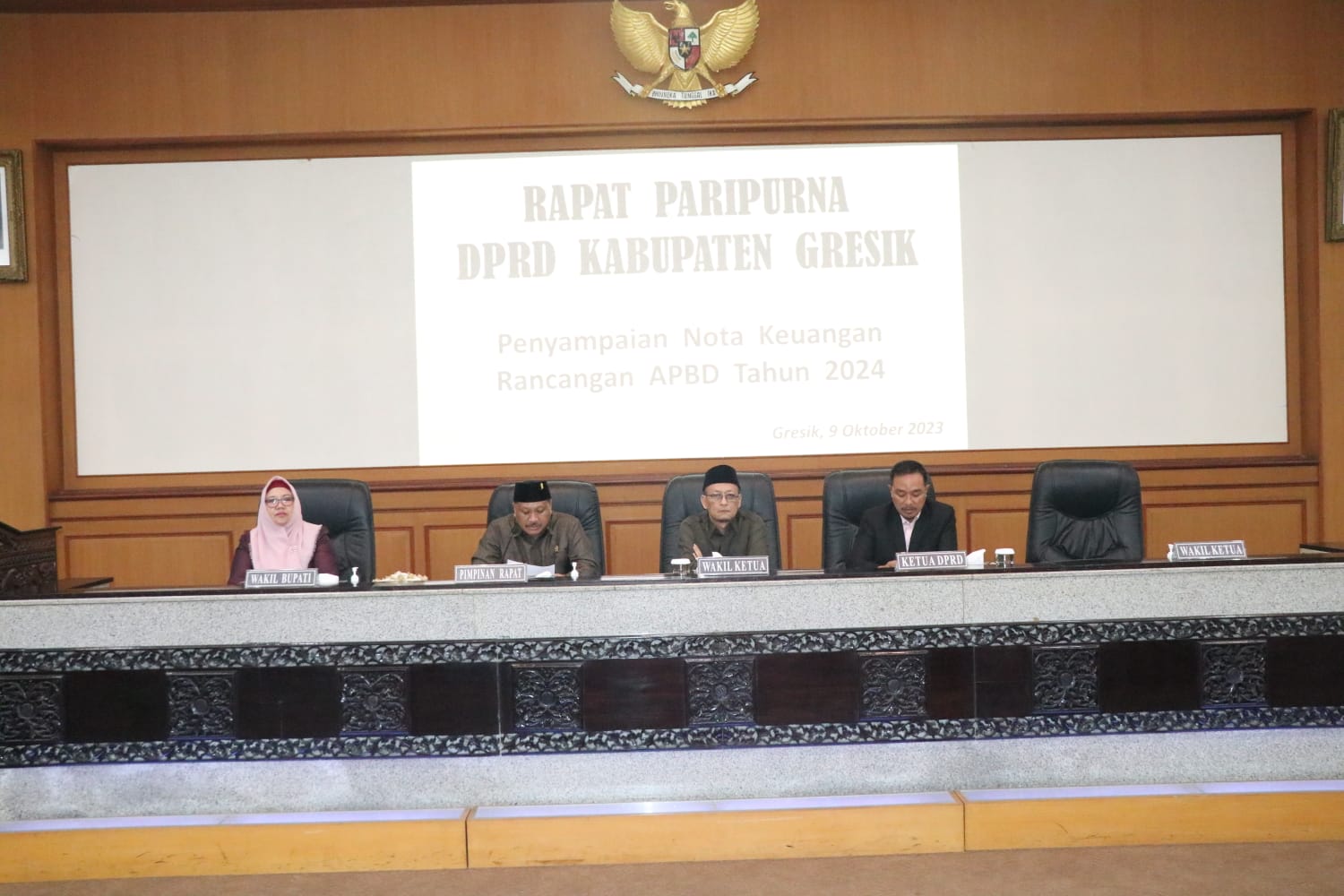 Rofiq/Radar Gresik  PAPARAN: Wabup Gresik Aminatun Habibah saat membacakan nota rancangan APBD 2024.