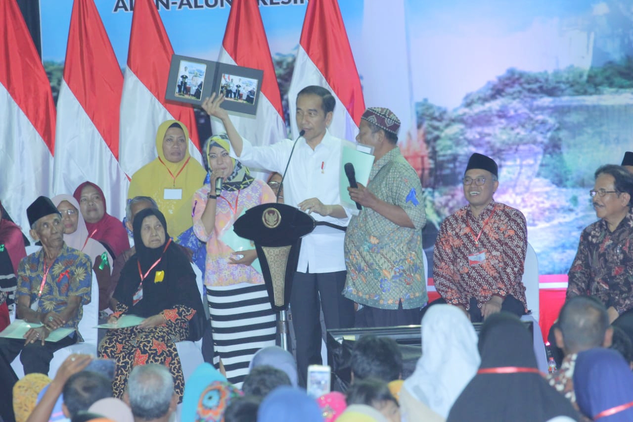 ANTUSIASME: Masyarakat Kabupaten Gresik menerima sertifikat tanah gratis dari Presiden Joko Widodo di Gedung Wahana Ekspresi Poesponegoro beberapa waktu lalu.