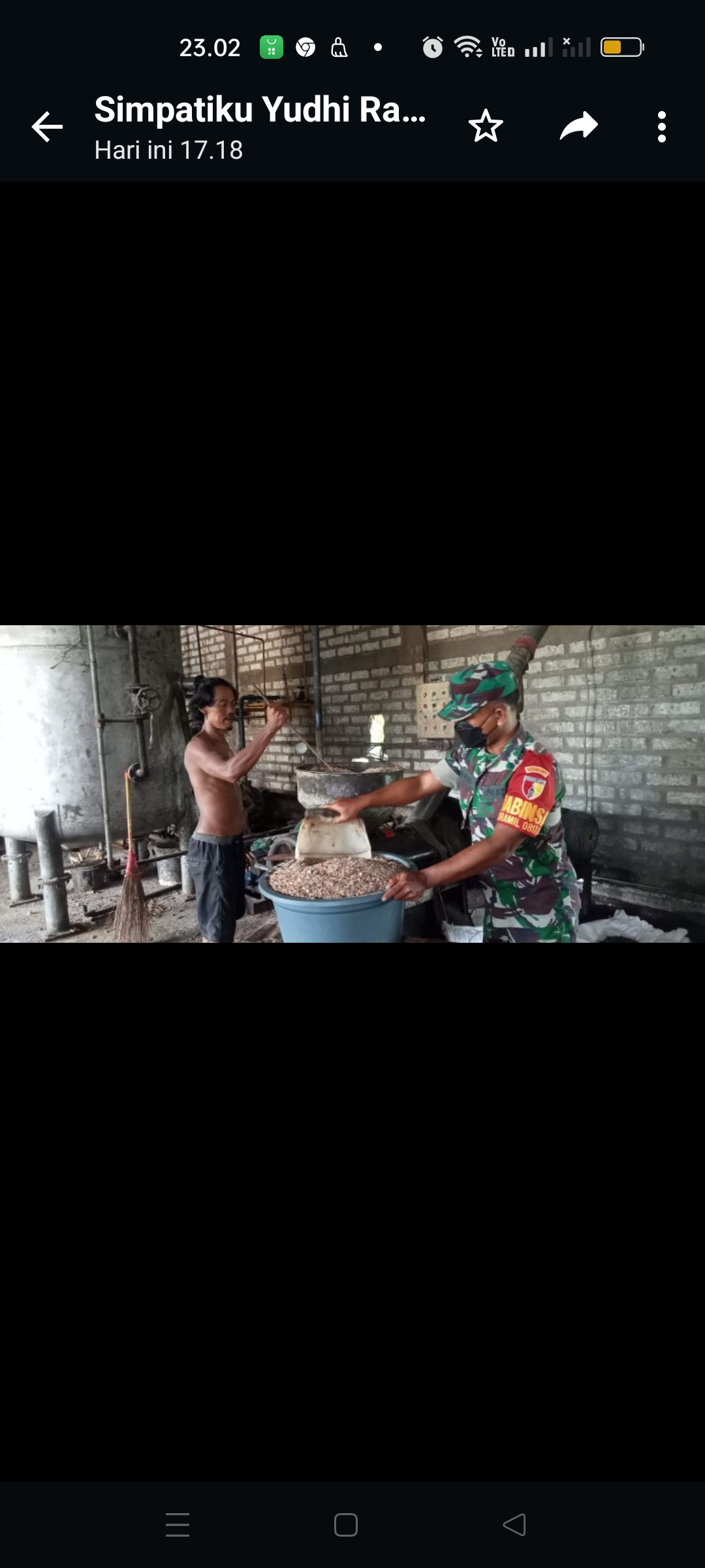 MEMBANTU: Serda Sulis anggota Babinsa Koramil Ujungpangkah membantu pekerja pengolahan kulit kelapa untuk dijadikan bahan baku sabun bertempat di Desa Pangkah Wetan, Kecamatan Ujungpangkah.