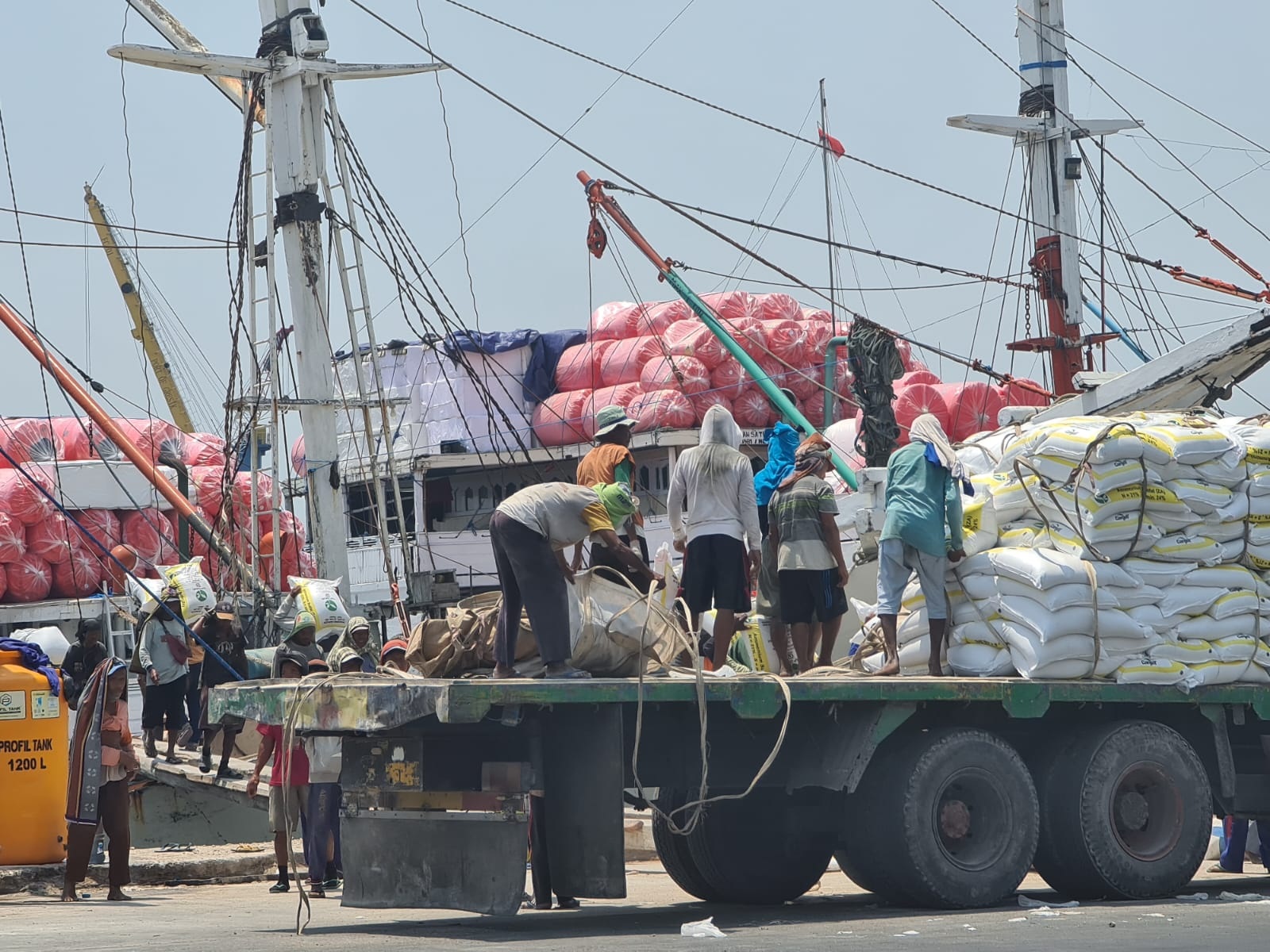 MENGGELIAT: Tumbuhnya aktivitas industri di Gresik berdampak pada tingginya kegiatan bongkar muat di Pelabuhan Gresik.