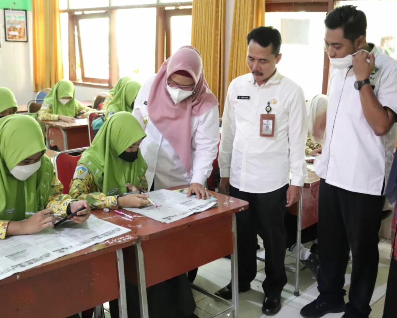 SINAU BARENG: Wakil Bupati Gresik Aminatun Habibah memantau pelaksanaan Sinau Bareng di SMPN 2 Gresik, Tahun Lalu.