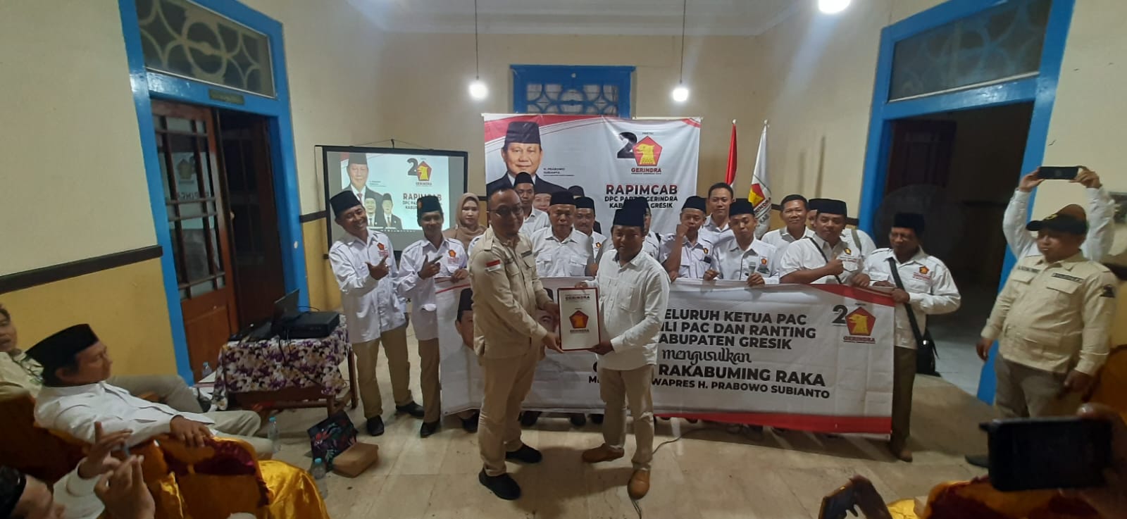 DEKLARASI: Koordinator Ketua DPAC Gerindra Abdul Halim menyerahkan rekomendasi dukungan terhadap Gibran Rakabuming Raka sebagai Cawapres Prabowo Subianto kepada Ketua DPC Gerindra Gresik dr Asluchul A