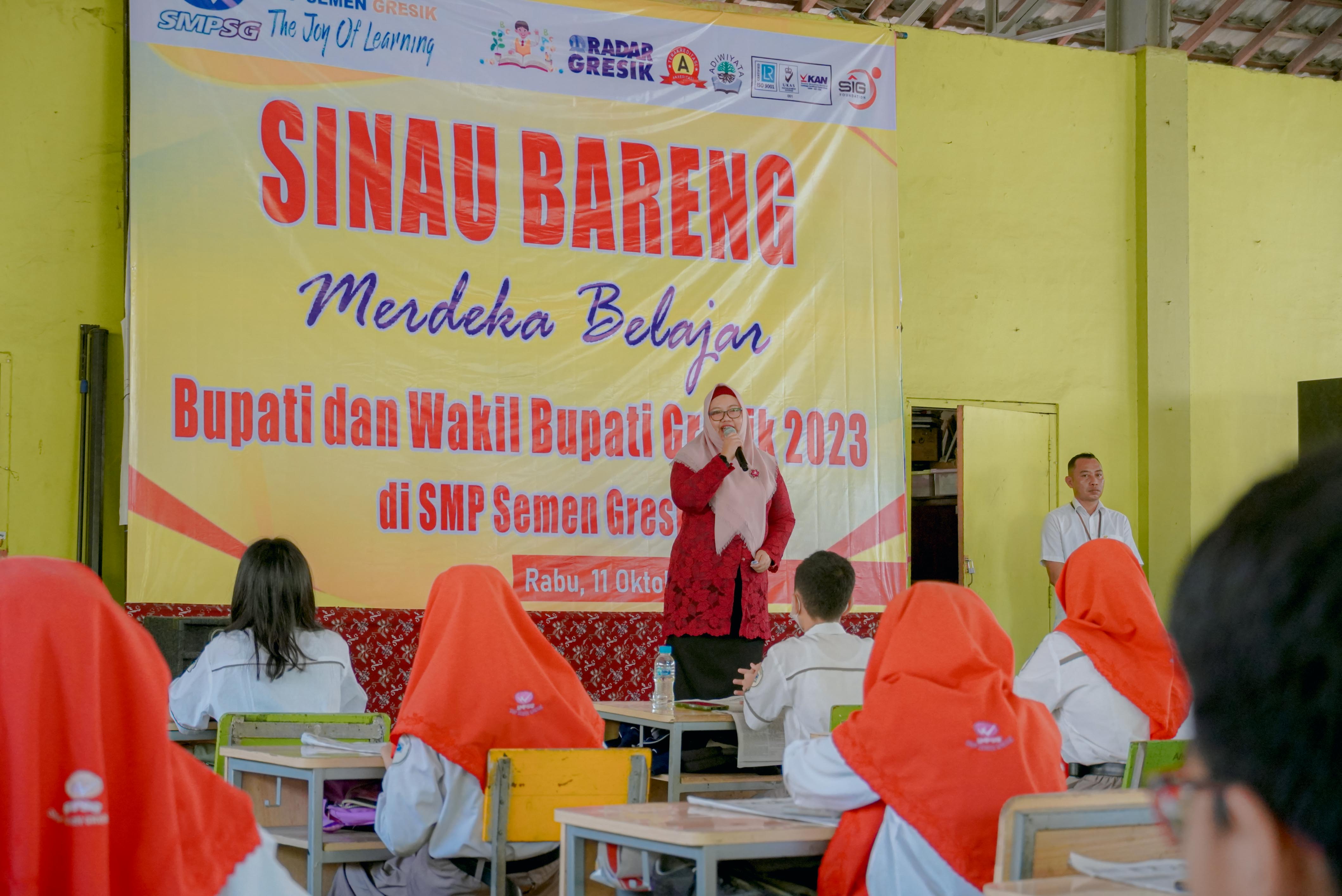 PANTAU SINAU BARENG: Wakil Bupati Gresik Aminmatun Habibah disambut sangat antusias para siswa SMPN 20 Gresik, Rabu (11/10).