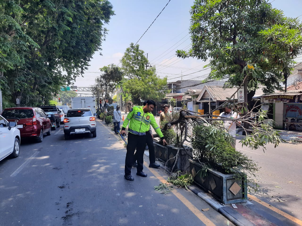 Foto : Istimewa/Radar Gresik OLAH TKP: Anggota unit laka Satlantas Polres Gresik melakukan olah TKP di Jalan Raya Veteran, Kecamatan Kebomas.