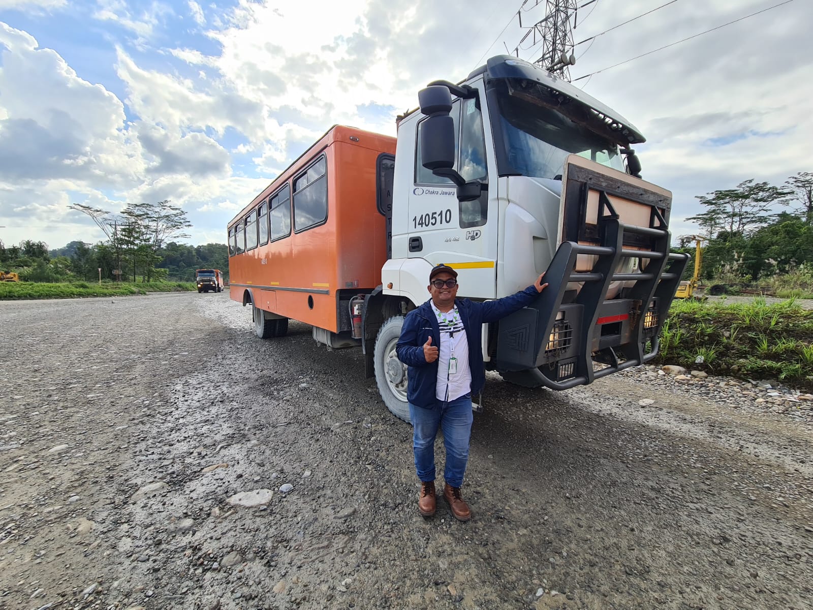 Jurnalis Radar GResik M Firmansyah mencoba bus Kerinduan yang Anti peluru saat mengunjungi Freeport di Papua