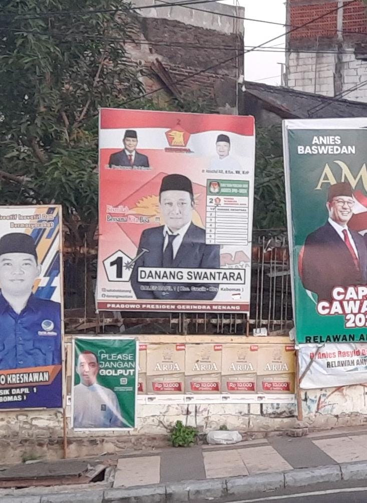 WAJIB: Salah satu caleg Gerindra memasang foto Capres Prabowo Subianto di banernya