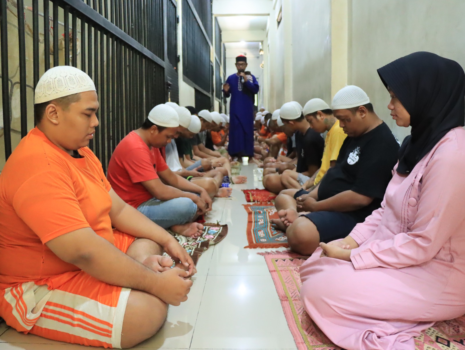 DOA BERSAMA : Kedua tersangka kasus pembuangan bayi Belva dan Ulviyanti terlihat khusuk saat doa bersama memperingati Maulid Nabi Muhammad SAW di sel tahan Polres Gresik.