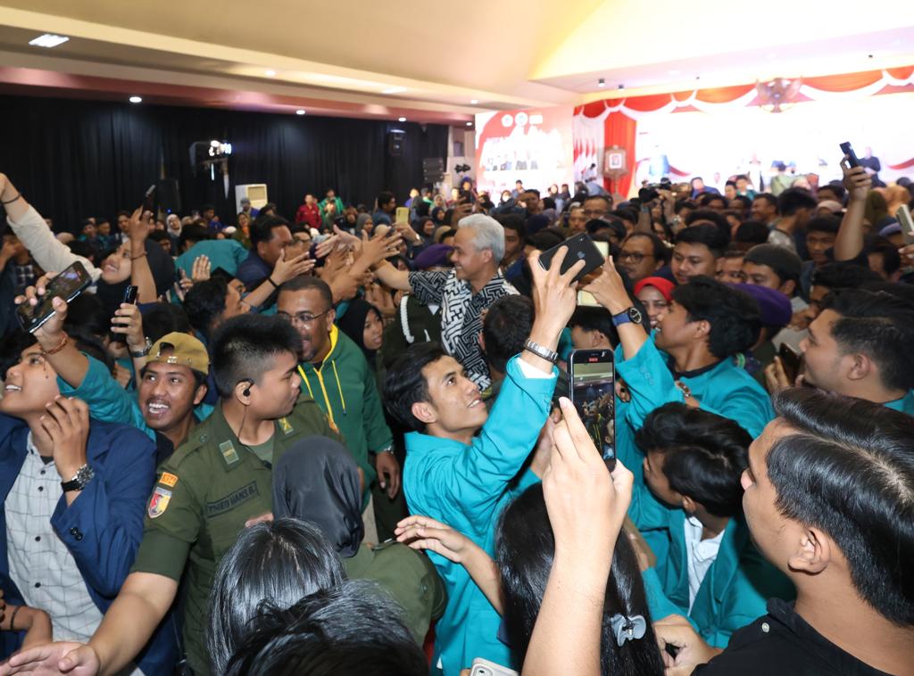 SIAPKAN PENERUS BANGSA: Ganjar Pranowo menghadiri acara temu daerah BEM Nusantara Jawa Timur di Universitas Dr Soetomo (Unitomo) Surabaya, pada Sabtu (23/9). (Foto: Tim Media Ganjar Pranowo)