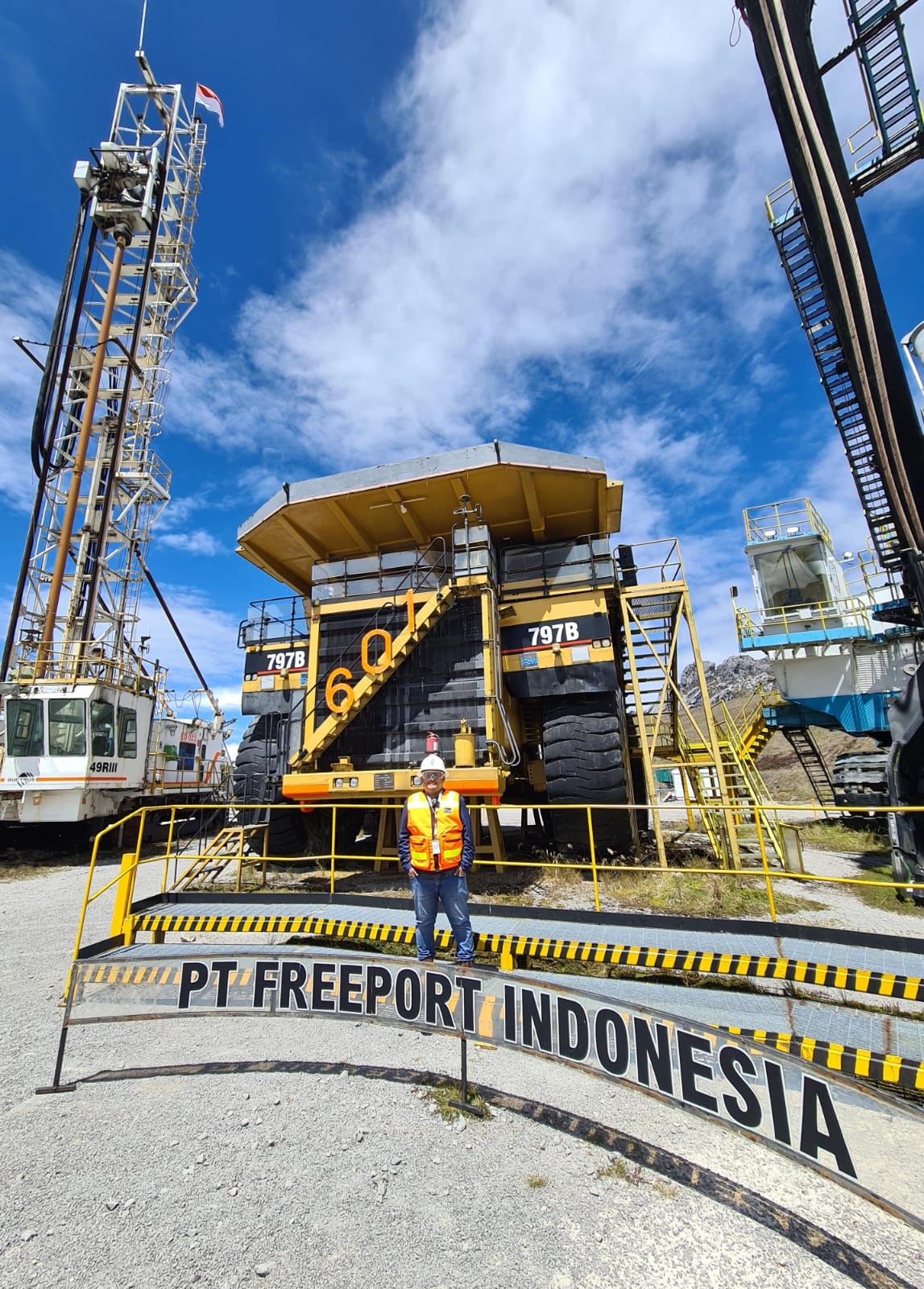 Saksi Sejarah : Tiga alat berat yang pernah dioperasikan PT Freeport Indonesia saat menambang Grasberg kini menjadi koleksi musem tambang Bunaken di area Grasberg Mine.  &nbsp;