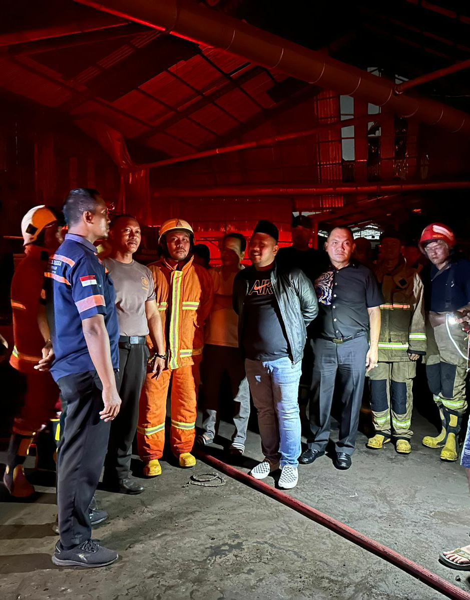 Beri Motivasi : Bupati Gresik, Fandi Akhmad Yani meninjau lokasi kebakaran PT Nankai Indonesia dan memberikan dukungan kepada personel Damkar
