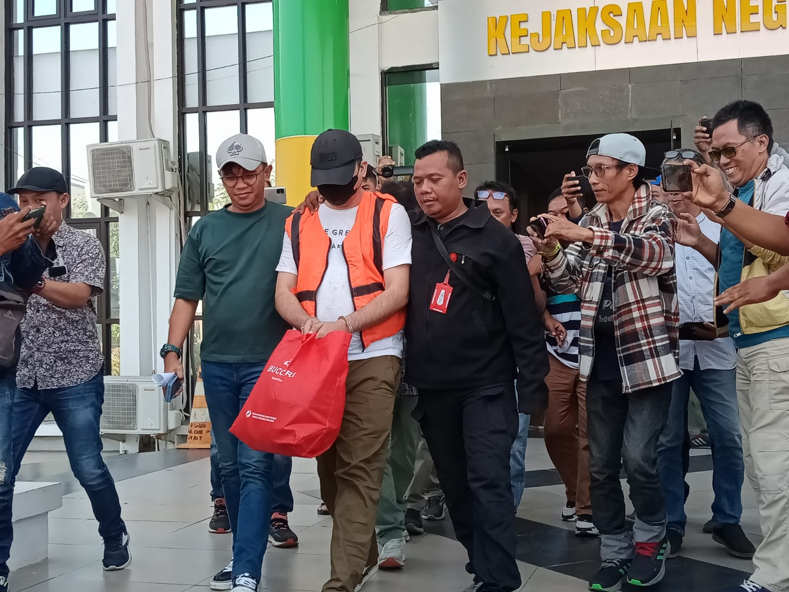 DITAHAN: Tersangka Harto Noercahyo digelandang penyidik Kejari Gresik ke Rutan Kelas IIB Gresik.
