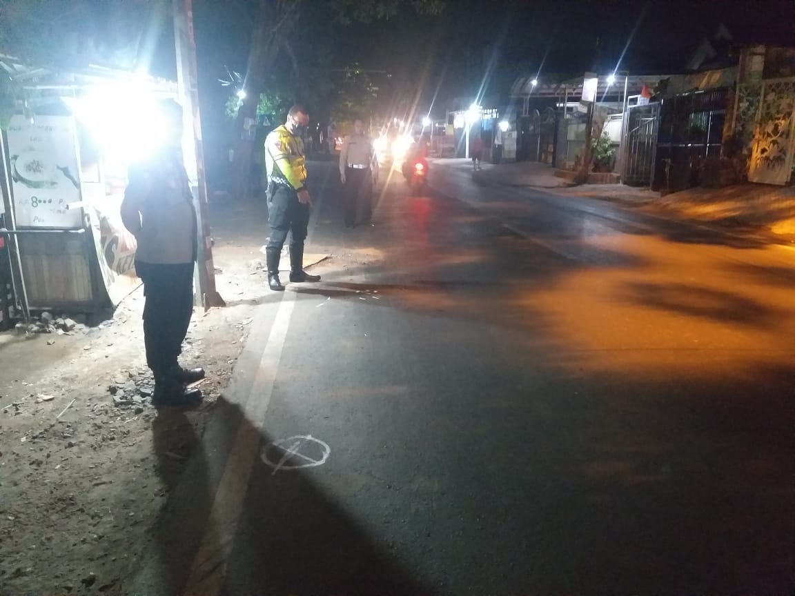 OLAH TKP: Anggota unit laka Satlantas Polres Gresik melakukan olah TKP di Jalan Raya Desa Laban, Kecamatan Menganti, Kamis (12/10).