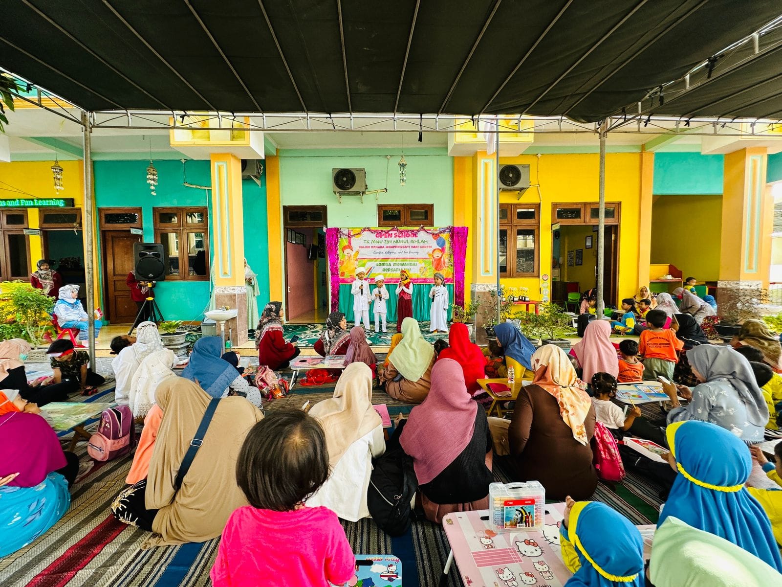 KREATIVITAS: Selain lomba mewarna ibu dan anak, Peringatan Hari Santri Nasional juga dihibur dengan penampilan para siswa TK Muslimaht NU Nurul Ishlah Randuagung, Sabtu (14/10).