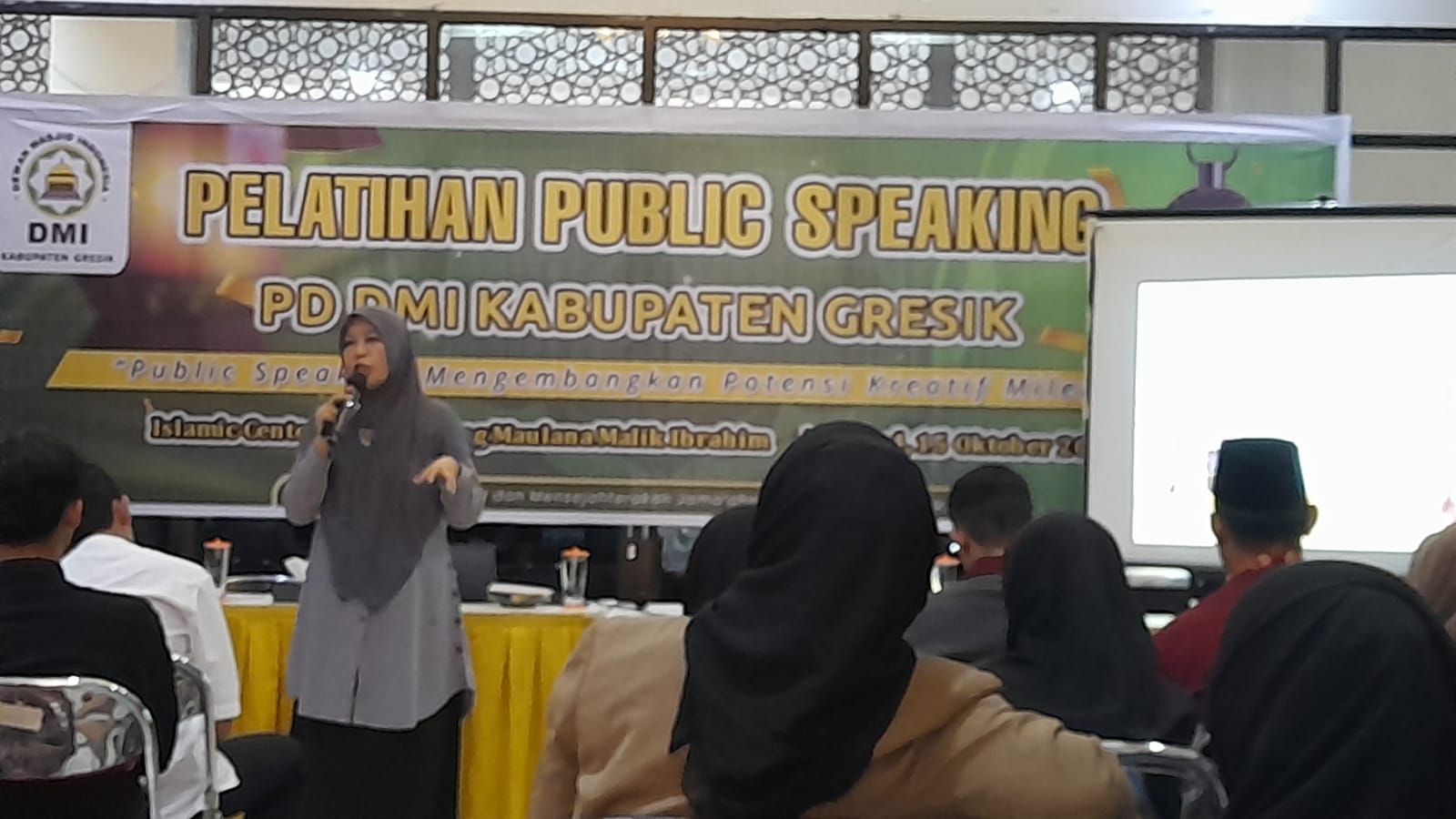 Narasumber Public Speaking Ayu Mira memberikan pelatihan kepada remaja dan disabilitas di Gresik.