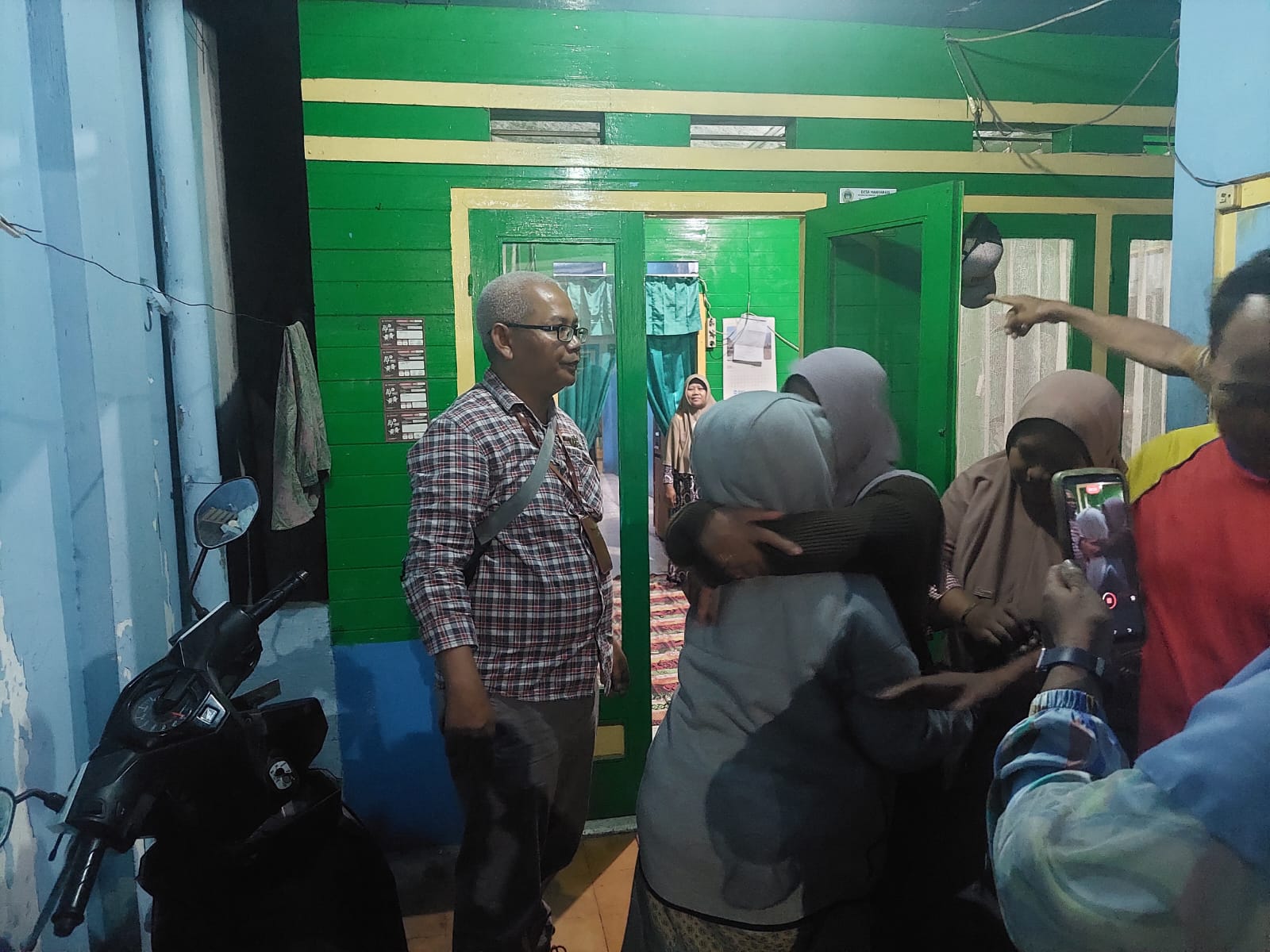 BERPELUKAN: Kondisi haru menyelimuti kepulangan ODGJ asal Manyar yang telah menghilang belasan tahun.