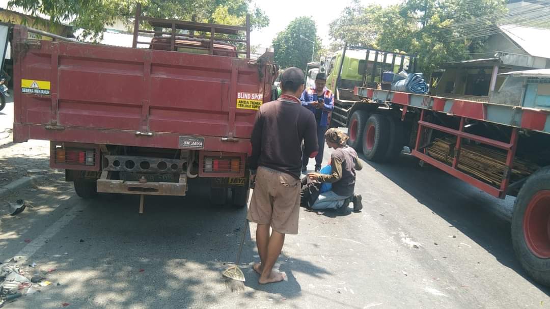 RINGSEK: Kondisi motor Faal Abdillah warga Kecamatan Dukun terlihat ringsek usai terlibat kecelakaan dengan truk colt diesel nopol W 8508 DR di Jalan Raya Gubernur Suryo, Kelurahan Tlogopojok, Gresik