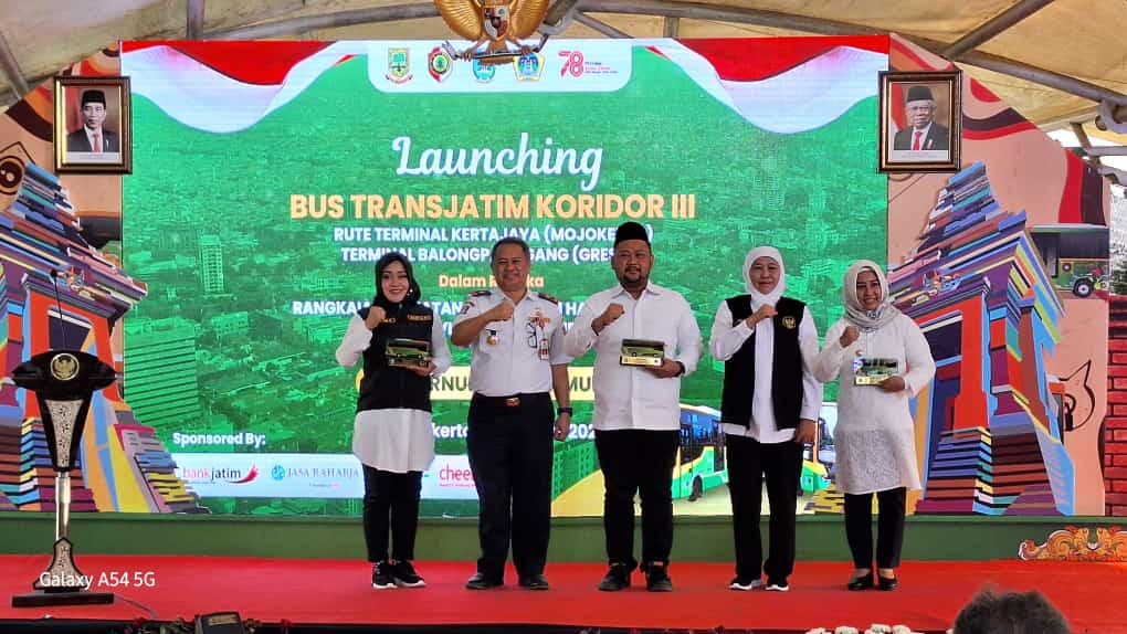 Mulai mengaspal: Gubernur Jatim bersama pimpinan daerah baik Gresik dan Mojokerto meresmikan Bubtrans Jatim Koridor III.