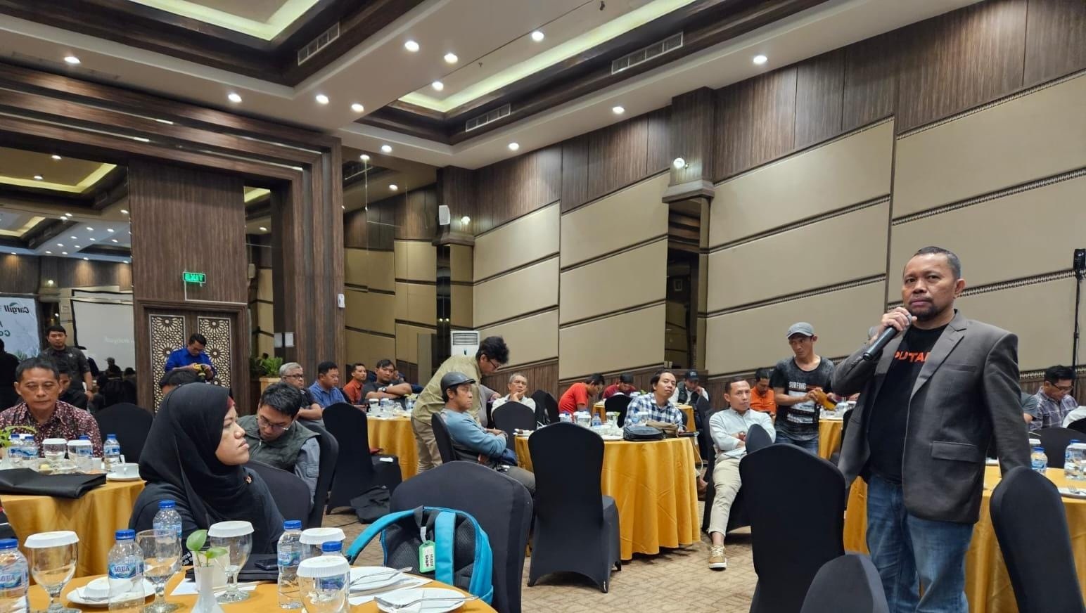 Jadi Ancaman : Mantan Ketua Asosiasi Media Siber Indonesia (Amsi) Pusat, Wenseslaus Mangut menyampaikan perkembangan teknologi AI kepada insan pers di Gresik.