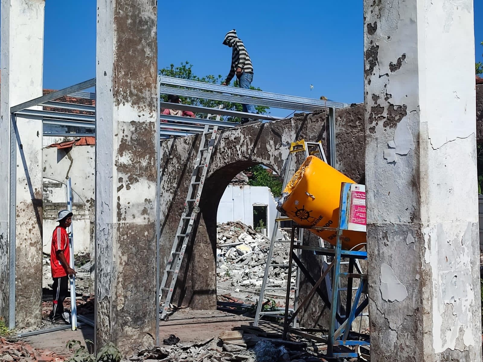 Istimewa  DIBANGUN: Para pekerja saat memasang kerangka besi Pasar Sidayu beberapa waktu lalu.
