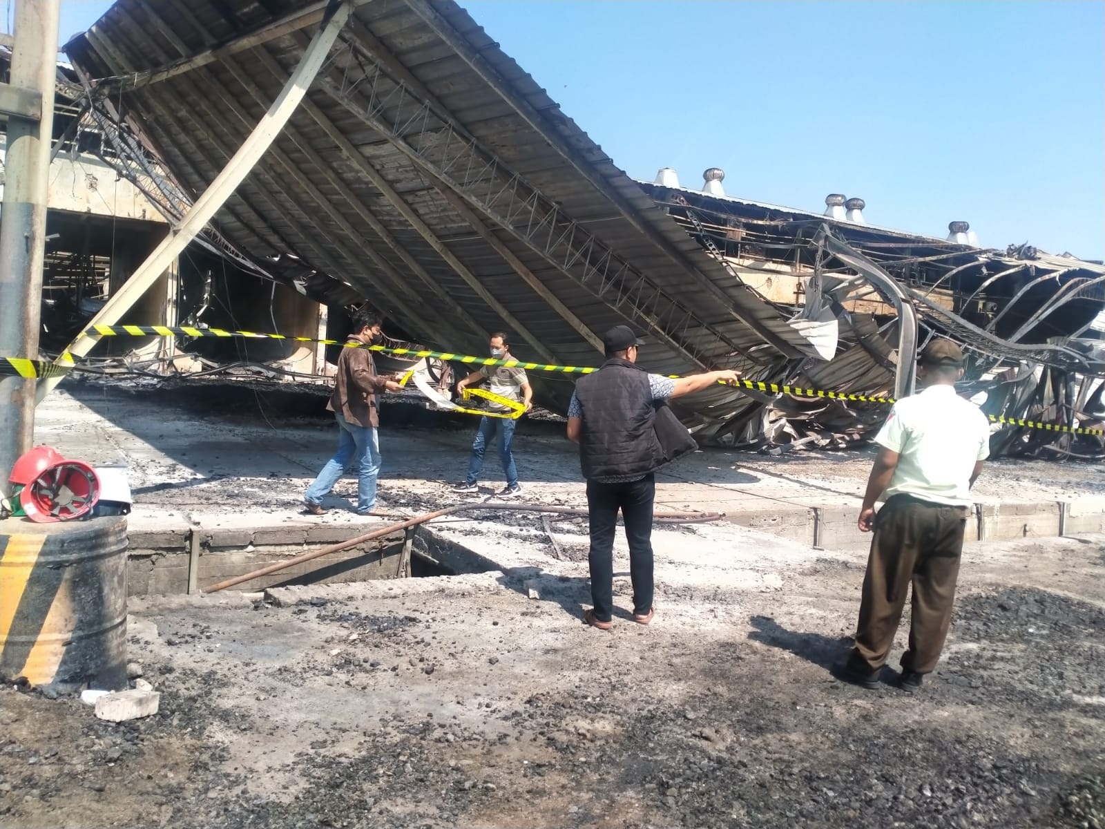 POLICE LINE : Anggota Satreskrim Polres Gresik melakuian pemasangan Police line di PT Nankai Indonesia di Jalan Mayjend Sungkono No 23 Kebomas.