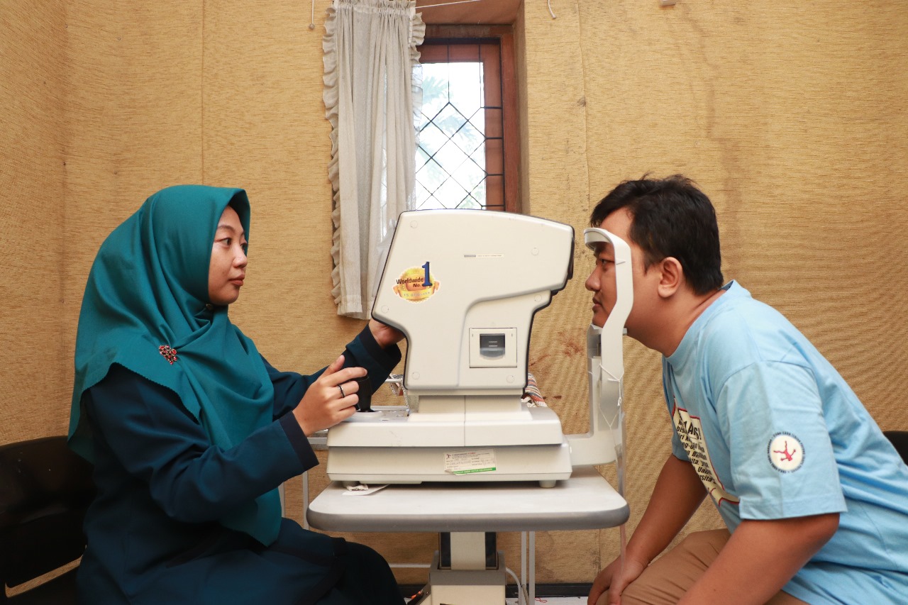 Eyelink Foundation Bagikan 5.000 Kacamata Baca Gratis untuk Pekerja Non Sektoral