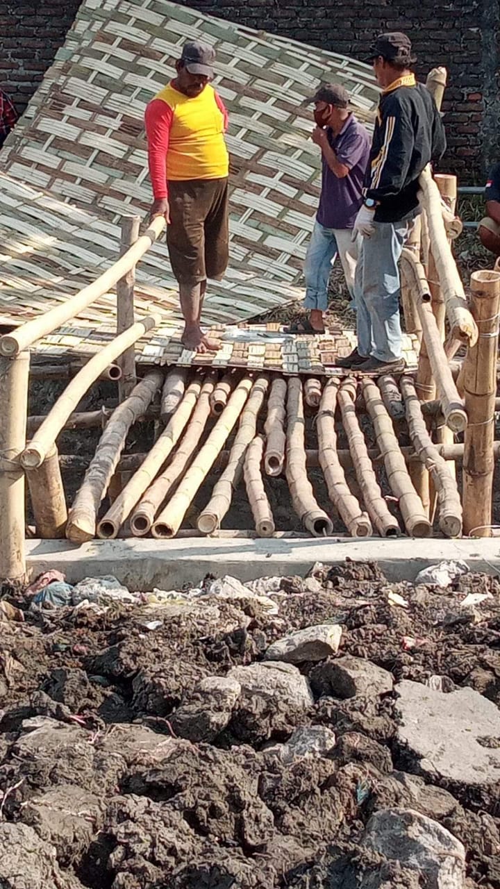 MEDIASI: Anggota Komisi III DPRD Gresik saat memediasi warga dengan kontraktor Pembangunan Jembatan Bringkang terkait pembangunan jembatan darurat.  &nbsp;