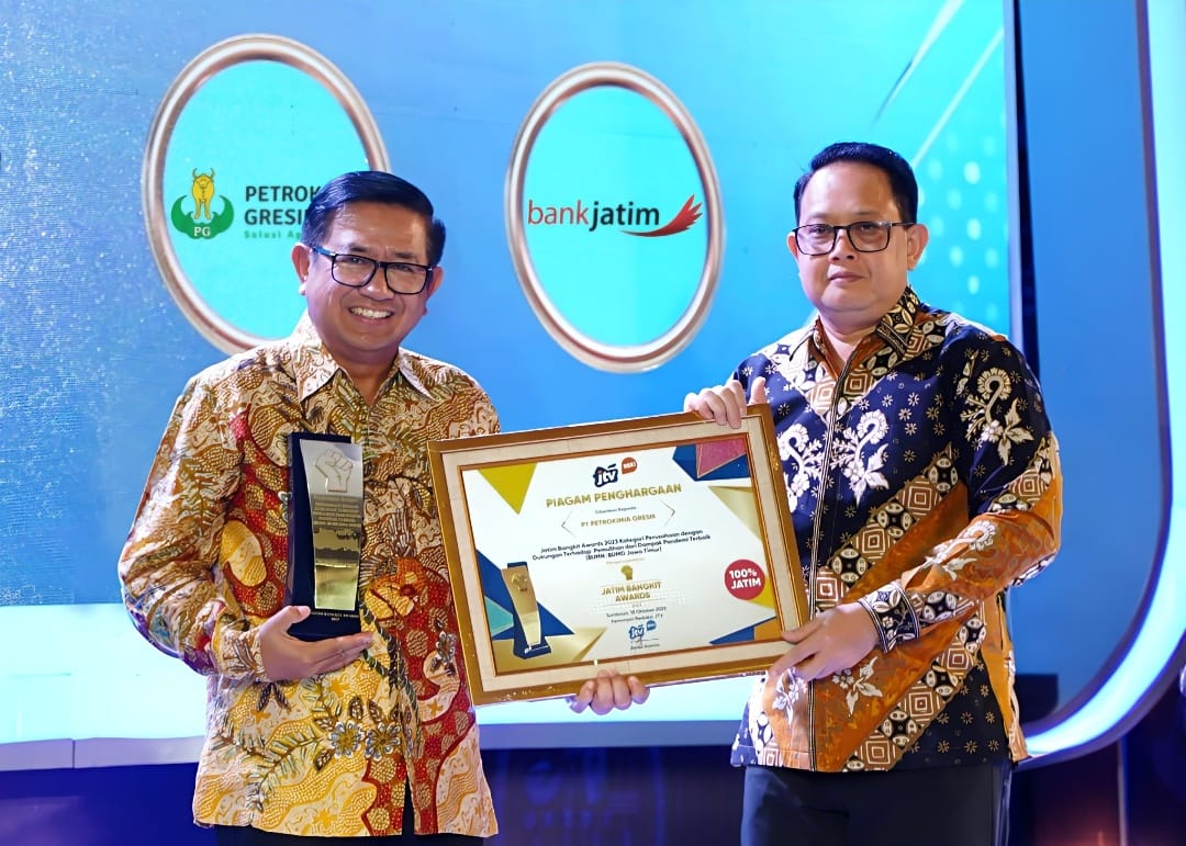 Kontribusi Nyata : Dirut PG, Dwi Satriyo Annurogo (kiri) menerima Penghargaan Jatim Bangkit Award 2023 sebagai perusahaan dengan Dukungan Terhadap Pemulihan dari Dampak Pandemi Terbaik di Jawa Timur