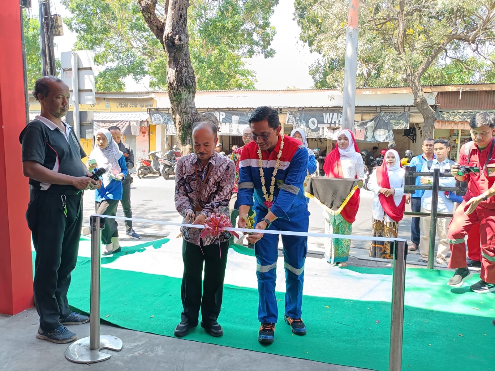 TINGKATKAN KOMPETENSI: Manager PT Pertamina Lubricants Production unit Gresik, Setyo Nugroho bersama Kepala SMK Semen Gresik, Drs Setiyo Budi melihat pengembangan teaching di bengkel SMK Semen