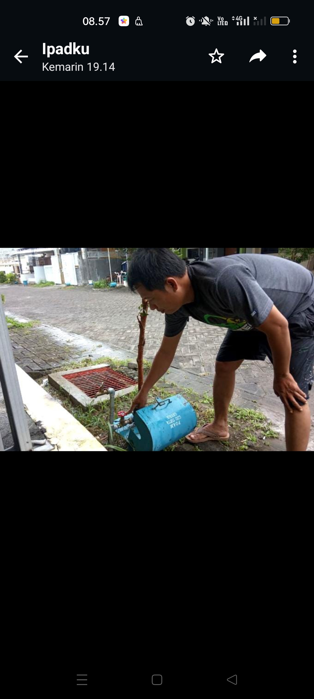 Cek Meter : Salah satu pelanggan Perumda Giri Tirta Gresik sedang mengecek meteran di depan rumahnya.