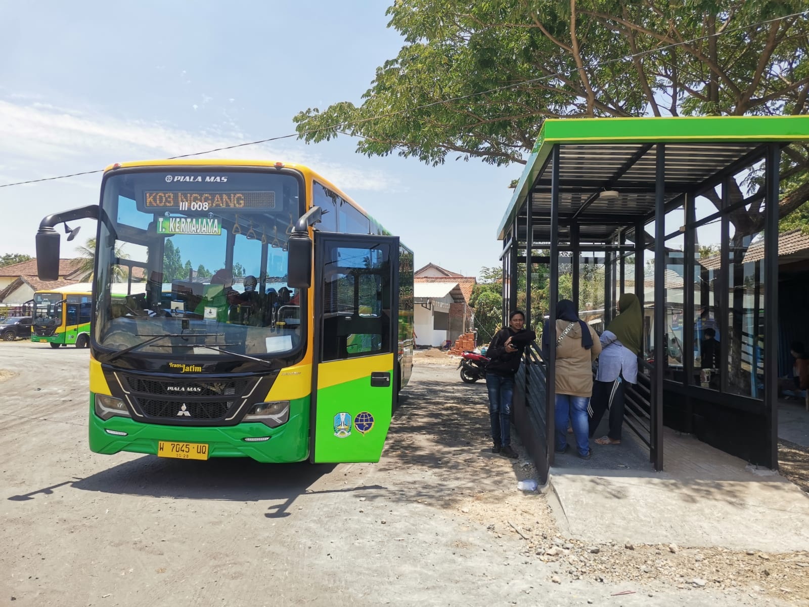 BARU SATU: Halte Bus Trans Jatim berdiri di Balongpanggang.