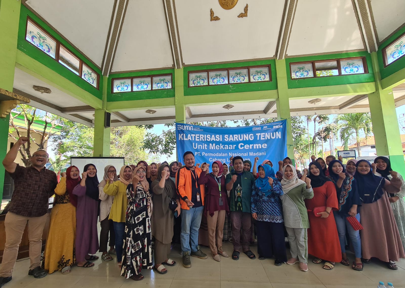 DORONG PRODUKTIVITAS : Perwakilan manajemen PT Permodalan Nasional Madani Cabang Lamongan bersama Pemerintah Desa dan Kecamatan melakukan foto bersama para nasabah loyal yang hadir dalam program PKU