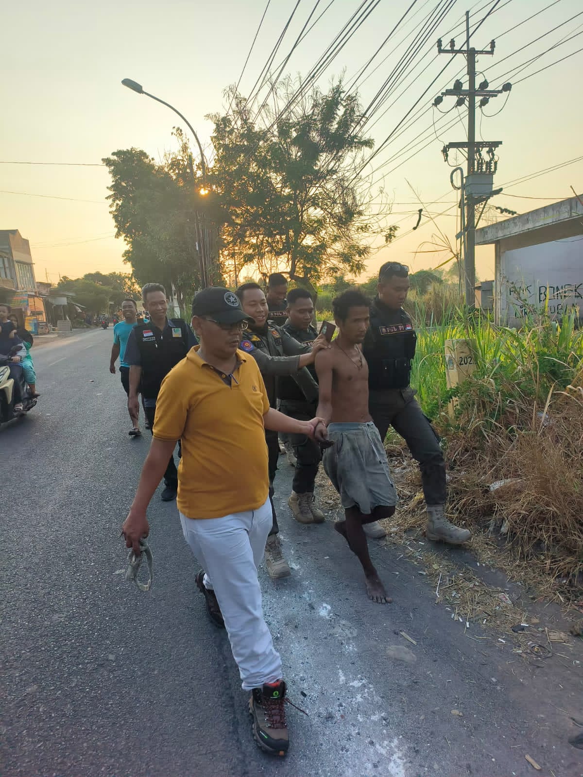DIAMANKAN: Tim URC Dinsos bersama Satpol PP saat mengamankan ODGJ yang meresahkan warga Boboh, Menganti.