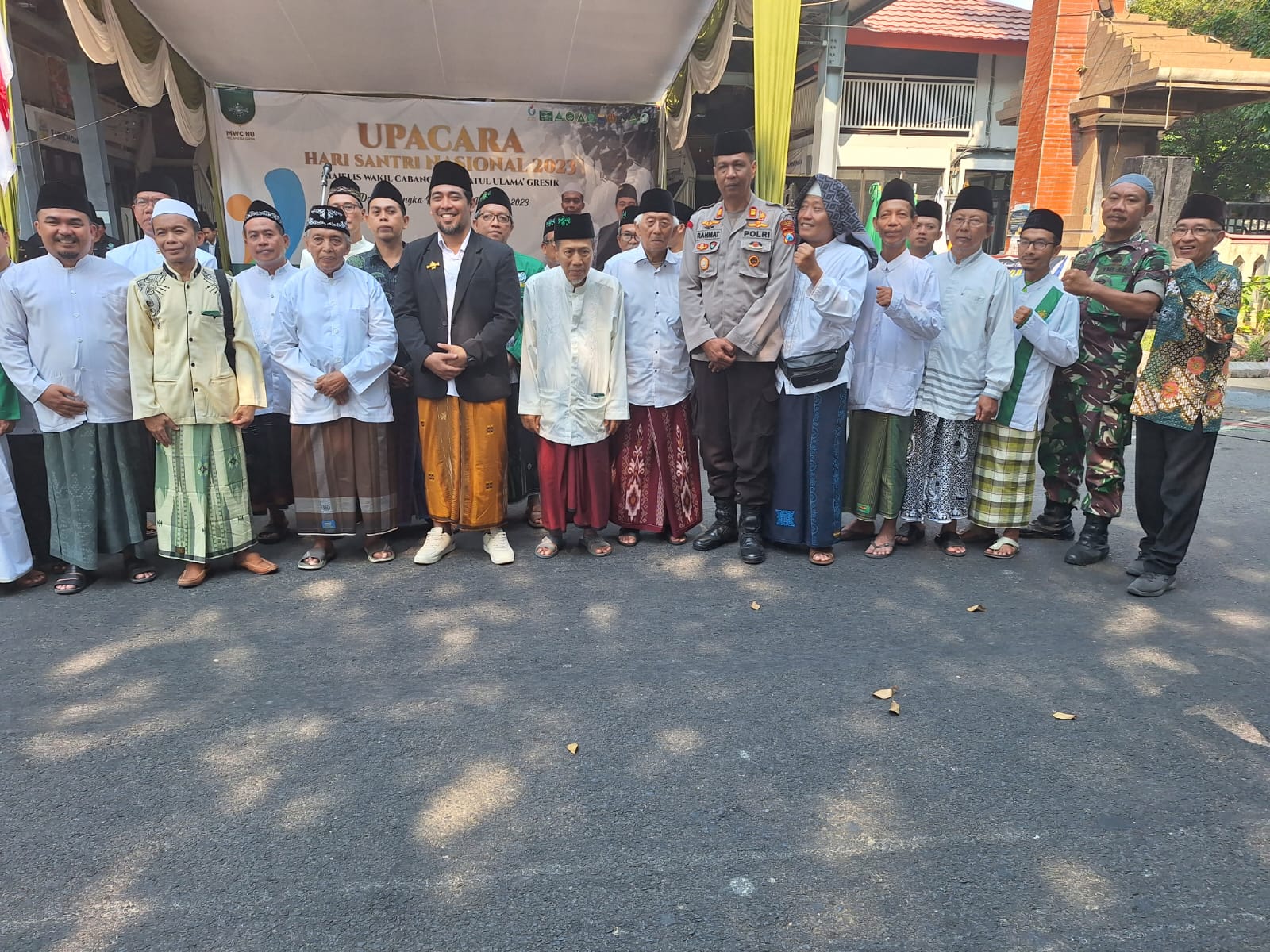 Perkuat Nilai Kesantrian : MWC NU Gresik menggelar upacara Hari Santri Nasional 2023 yang diikuti 1.000 Santri di Gresik.