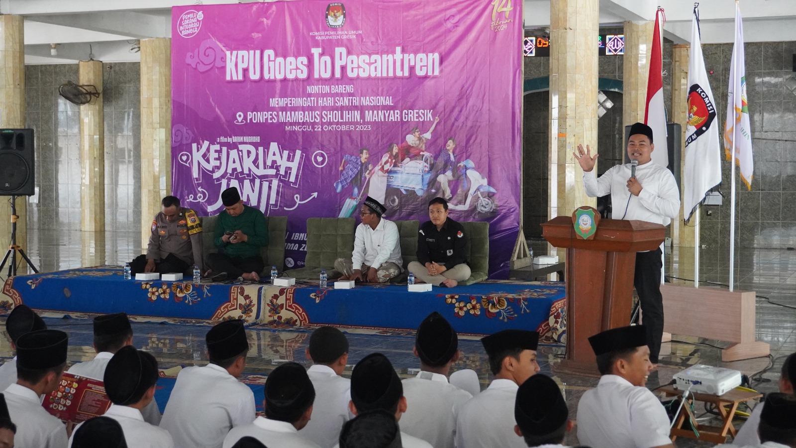 SOSIALISASI: KPU saat malakukan sosialisasi di Ponpes Mambaus Sholihin.