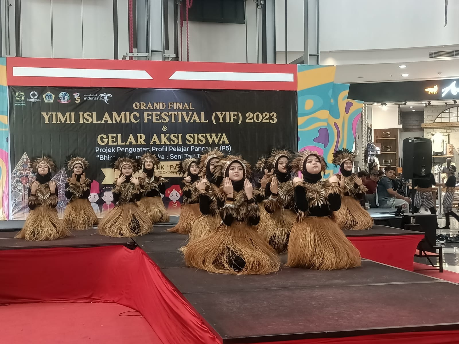 TRADISIONAL: Para siswa SMP Yimi menampilkan tarian tradisiona Papua, sajojo dalam YIF 2023 di Icon Mall, Minggu (22/10).