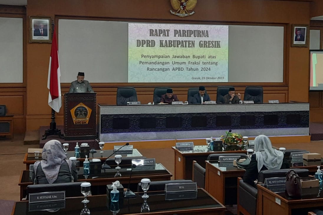 Rofiq/Radar Gresik    BERI JAWABAN: Bupati Gresik Fandi Akhmad Yani saat menyampaikan jawaban atas PU Fraksi.