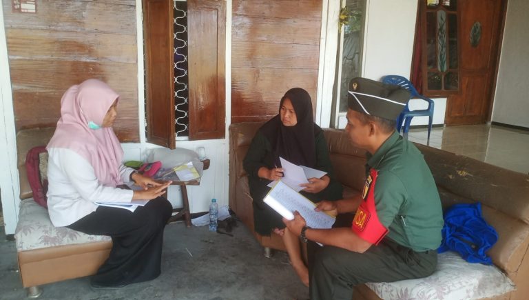 PENDATAAN : Anggota Koramil Benjeng Serda Afandi saat mendampingi tenaga kesehatan Puskesmas Benjeng dan Kader Kesehatan Desa untuk melakukan pendataaan warga penderita S