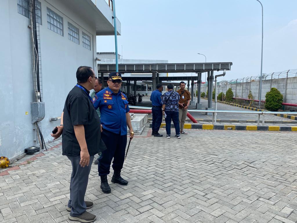 INSPEKSI: Kepala Dinas Damkarla Pemkab Gresik, Agustin Halomoan Sinaga mengunjungi sejumlah industri di Gresik guna memastikan Sistem Proteksi Kebakaran.  &nbsp;