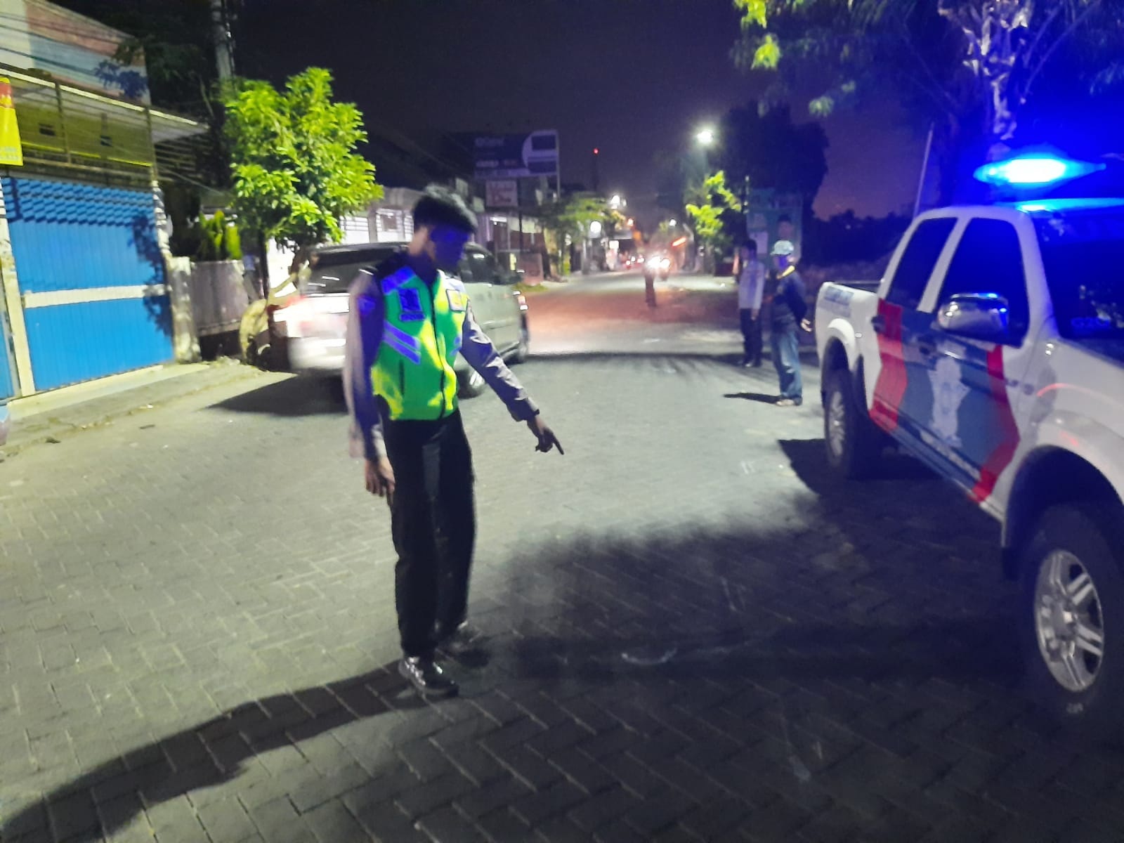 OLAH TKP: Anggota Unit Laka Satlantas Polres Gresik melakukan olah TKP di Jalan Umum, Desa Suci, Kecamatan Manyar, Selasa (24/10).