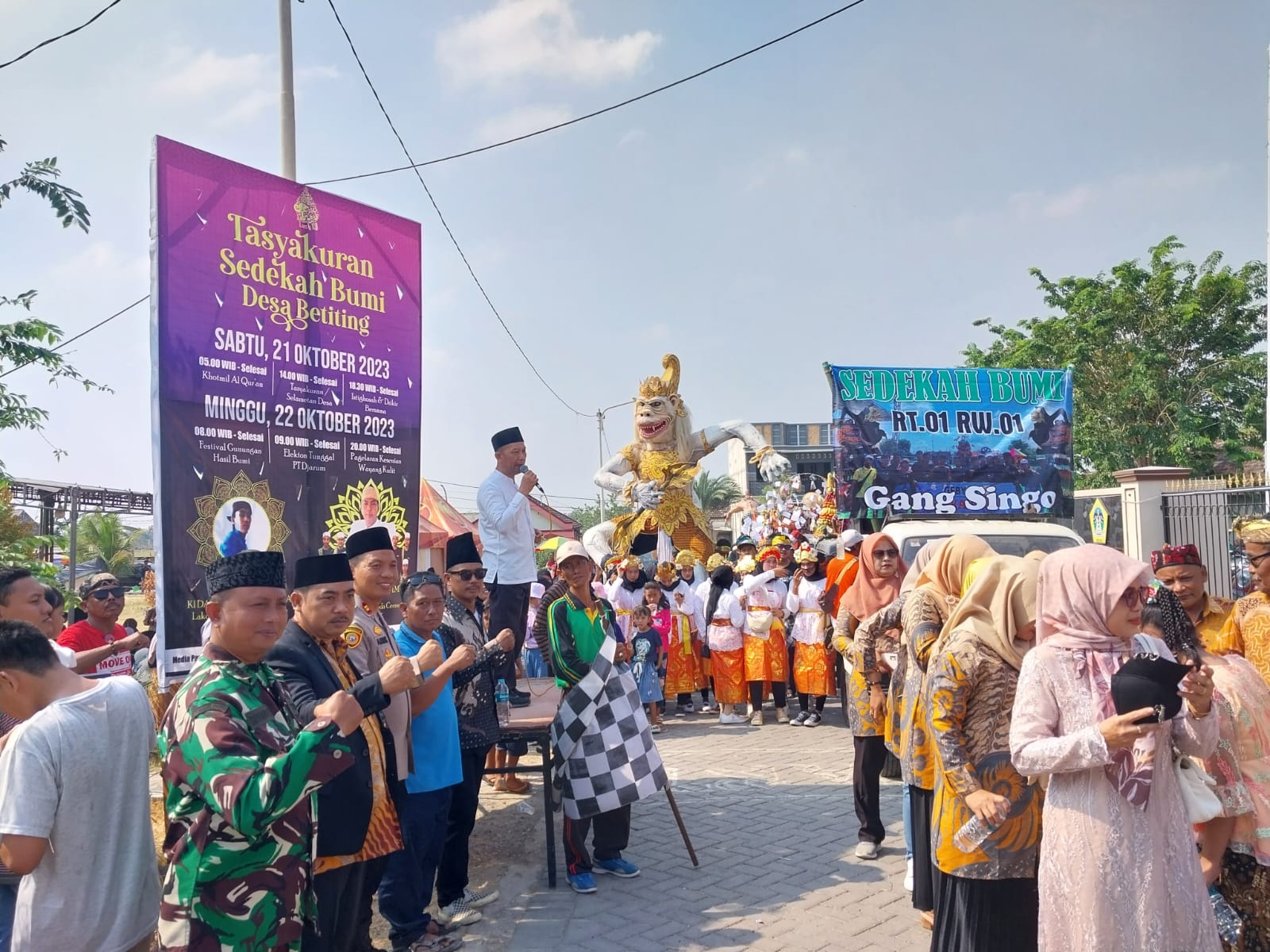 OPTIMISME: Camat Cerme Umar Hasyim bersama Muspika Kecamatan memberangkatkan festival gunungan Desa Betiting.