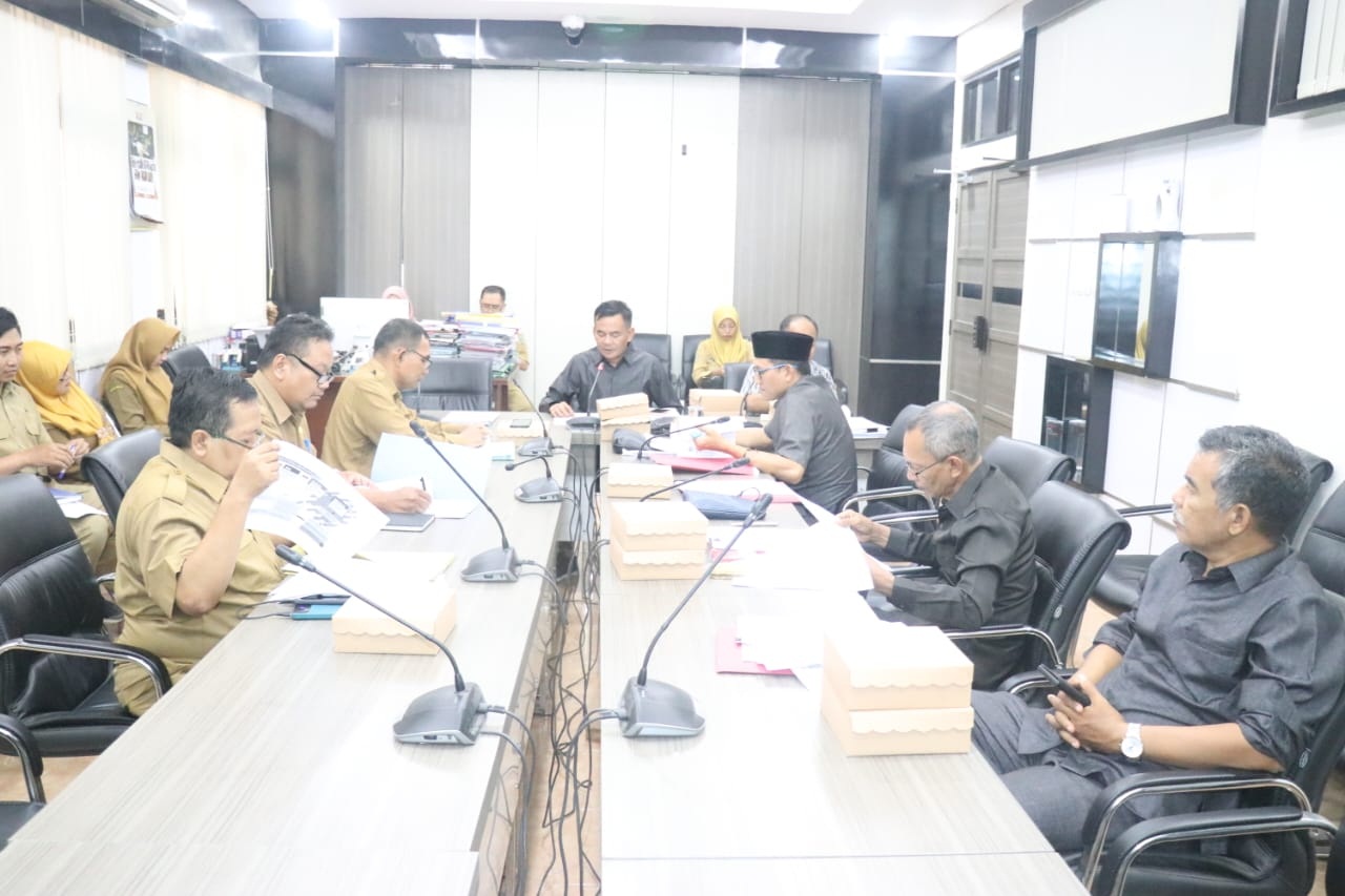 HEARING: Komisi III DPRD Gresik saat menggelar rapat dengar pendapat dengan DLH Gresik.  &nbsp;