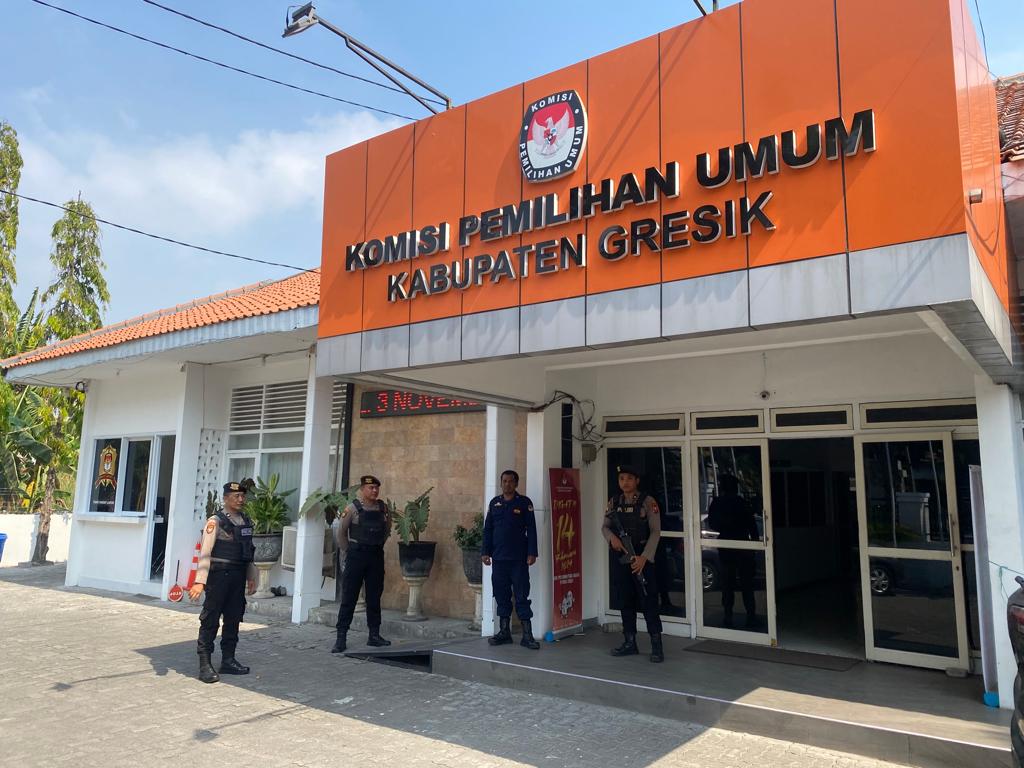 PENGAMANAN: Anggota Sat Sabhara Polres Gresik melakukan patroli pengamanan di kantor KPU Gresik, Senin (23/10).