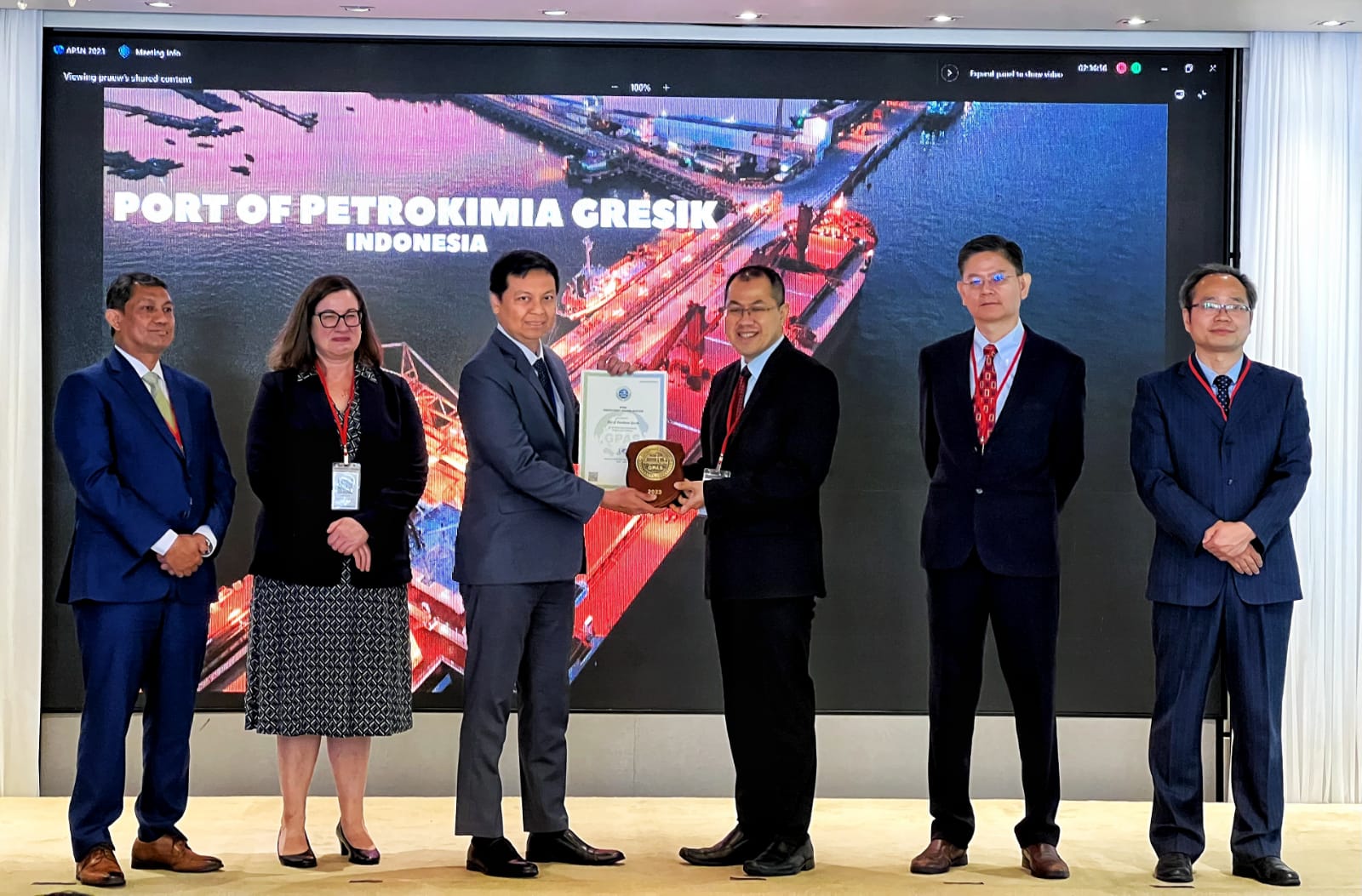 Yang Pertama : Direktur Keuangan PG, Robby Setiabudi Madjid (tiga dari kiri) menerima penghargaan GPAS AWARD 2023 dari APEC di Bangkok, Thailand.
