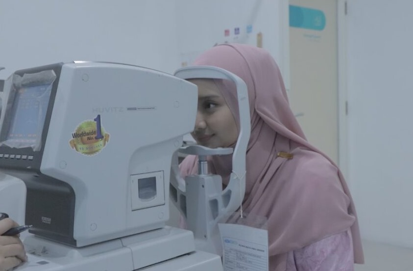 Salah satu pasien melangsungkan proses pemeriksaan mata di Klinik mata KMU.