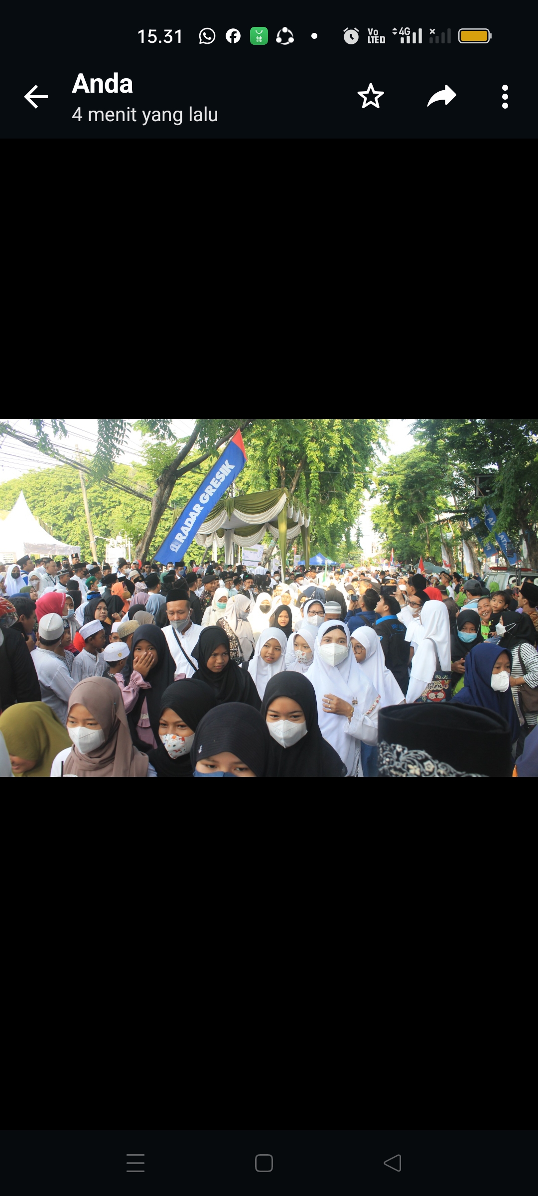 MEMBLUDAK: Para santri mengikuti mlaku sarungan yang digelar Radar Gresik WEP 2022, dipastikan tahun ini lebih meriah di Alun-alun Gresik