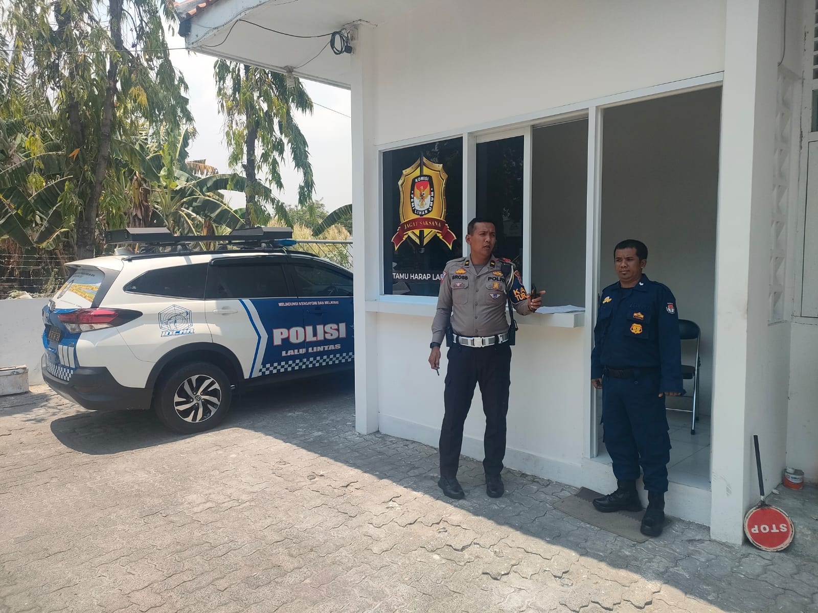 PATROLI: Satgas Kamseltibcar Lantas Polres Gresik melakukan patroli di kantor KPU Kabupaten Gresik.