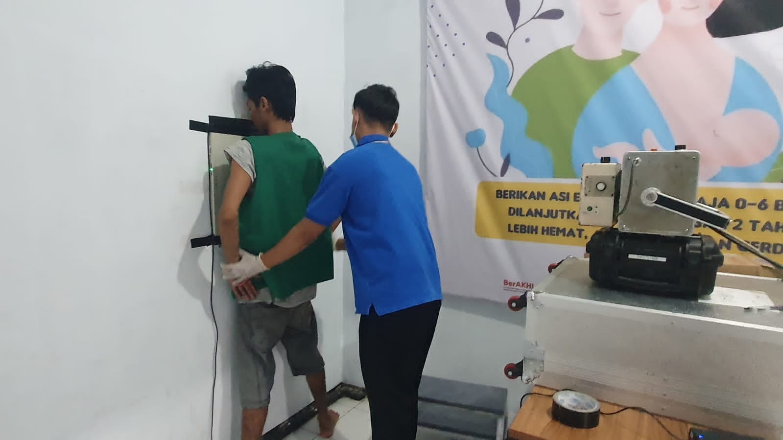 CEK KESEHATAN: Wara binaan Rutan Kelas IIB Gresik saat melakukan pengecekan kesehatan oleh tim medis.